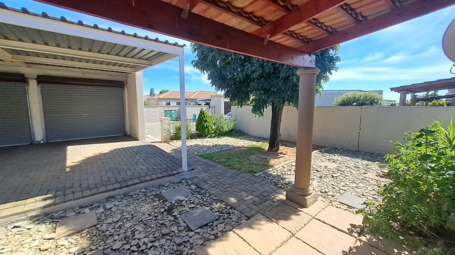 2 Bedroom Property for Sale in Langenhovenpark Free State